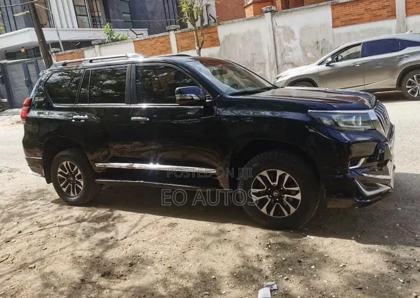 Toyota Land Cruiser Prado 2023 Black