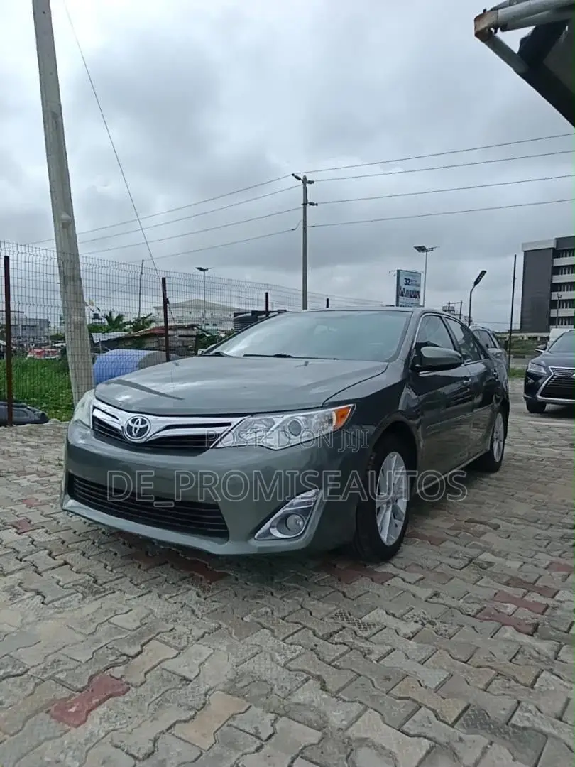 Toyota Camry XLE V6 4dr Sedan (3.5L 6cyl 6A) 2013