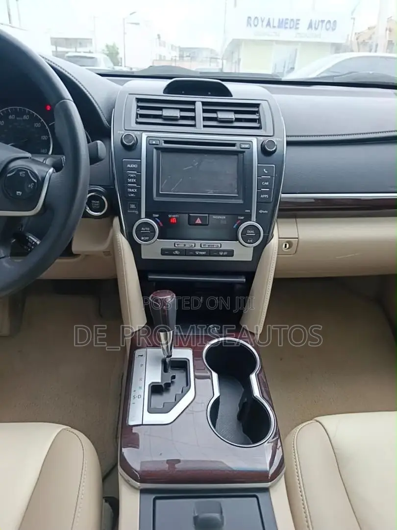 Toyota Camry XLE V6 4dr Sedan (3.5L 6cyl 6A) 2013