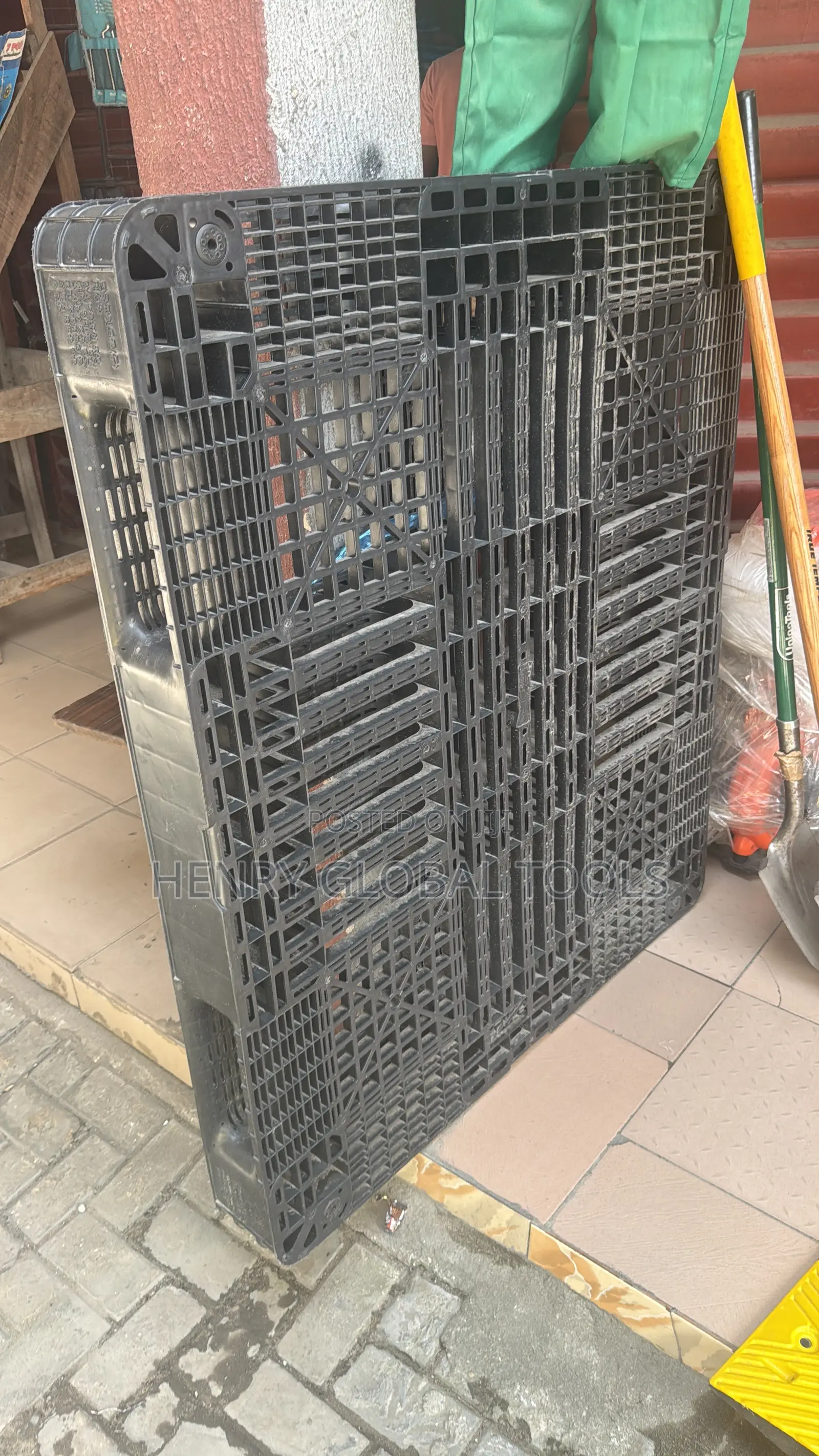 Heavy-Duty Plastic Pallet 130 × 110 Cm