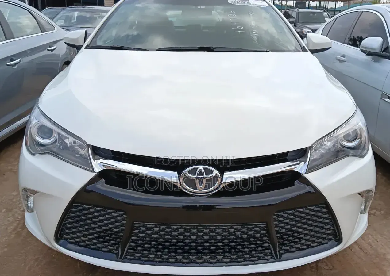 Toyota Camry SE w/Special Edition Pkg (2.5L 4cyl 6A) 2016 White