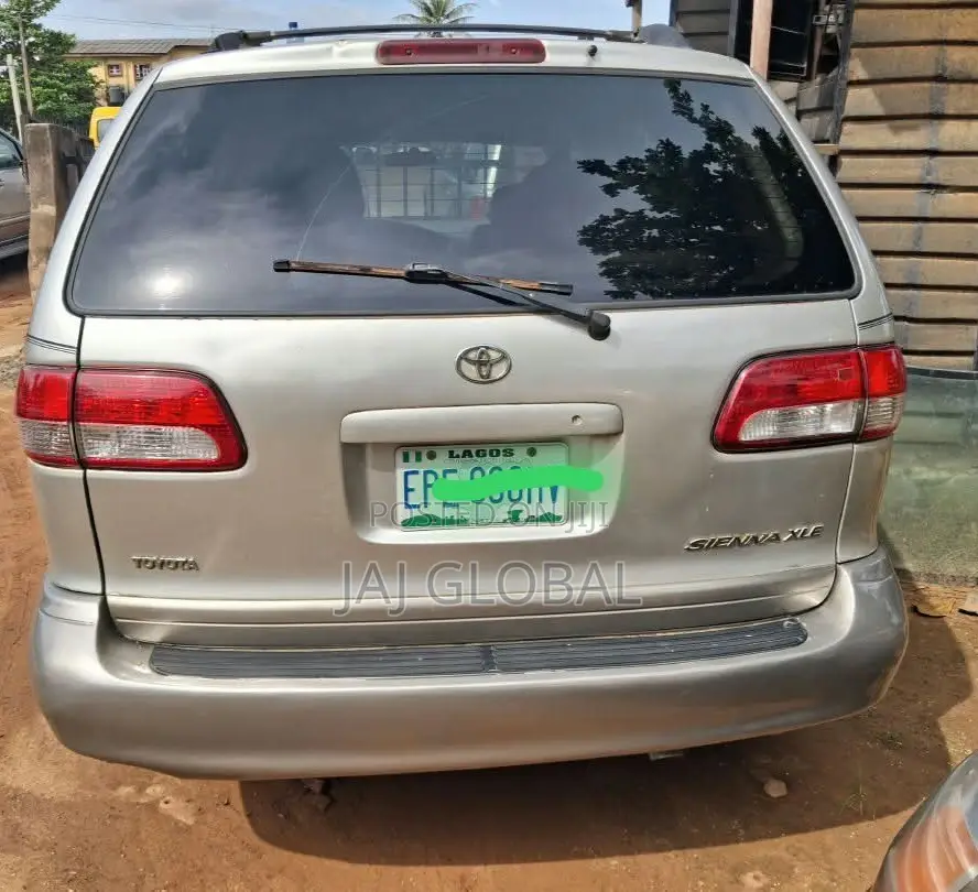 Toyota Sienna 2003 Silver