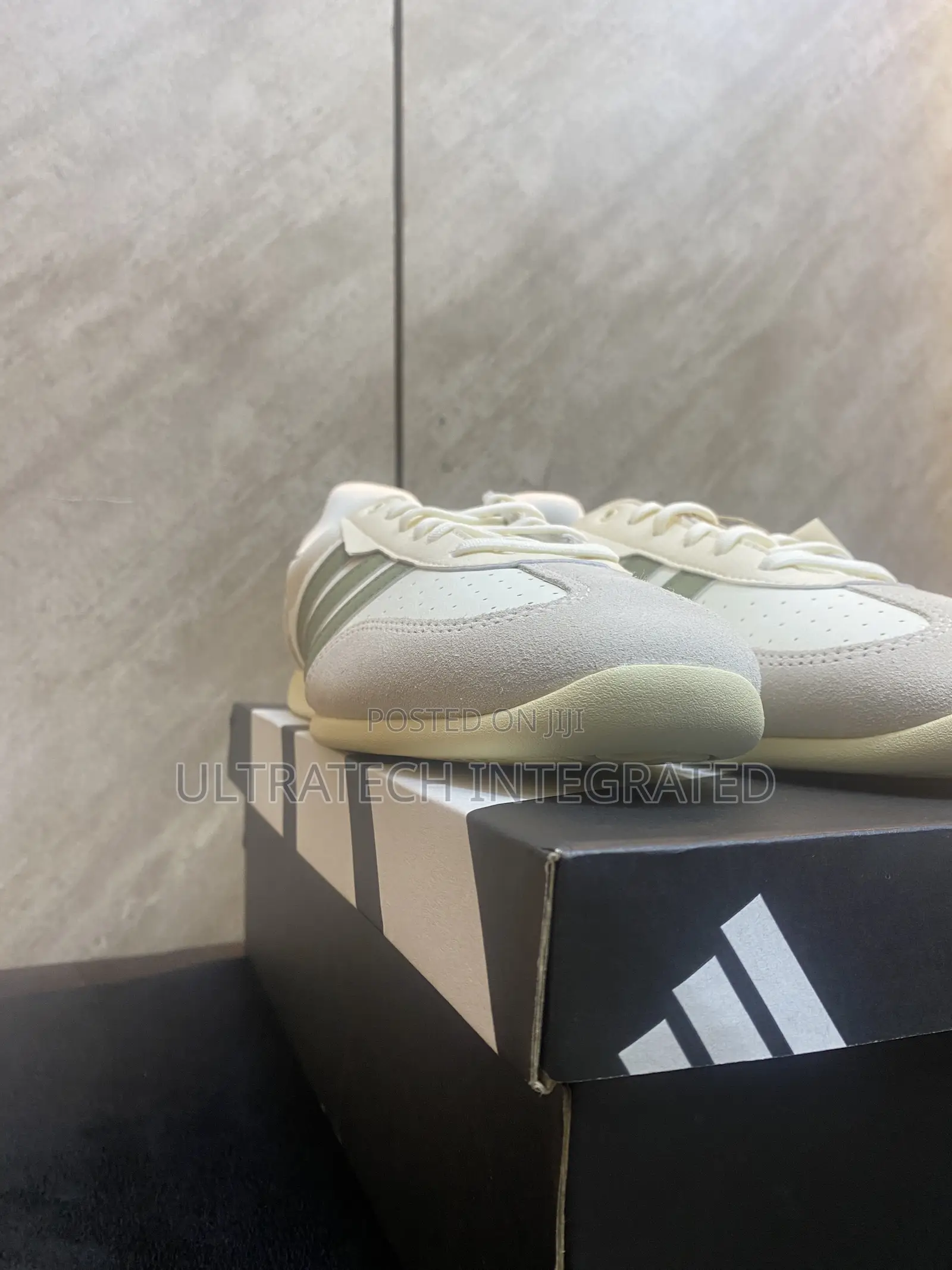Adidas Men’s VS Jog Retro Runner Sneaker