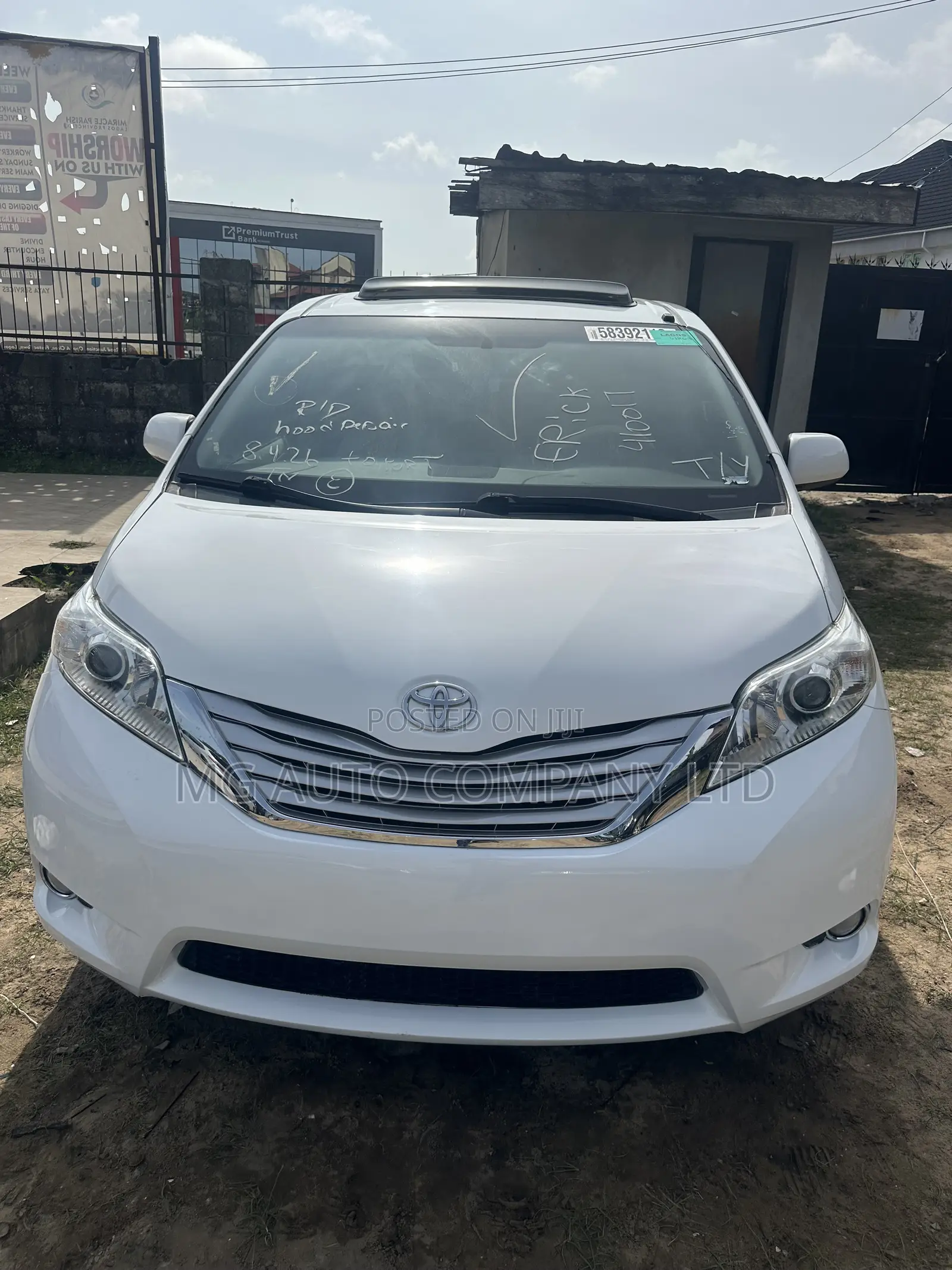 Toyota Sienna XLE 8-Passenger 4dr Minivan (3.5L 6cyl 6A) 2014 White