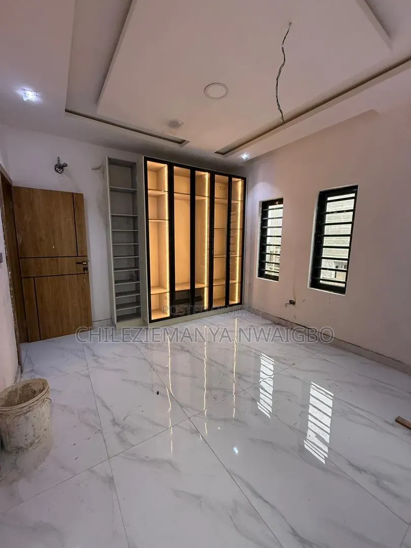 2bdrm Apartment in Lekki Phase 1 for sale