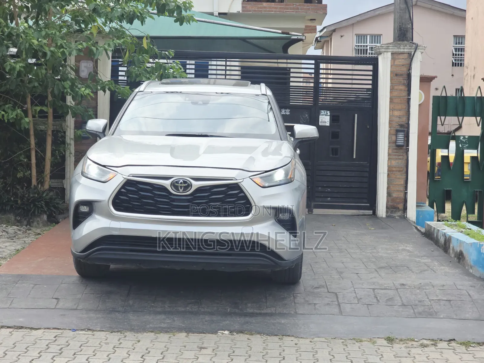 Toyota Highlander XLE 2022 Silver