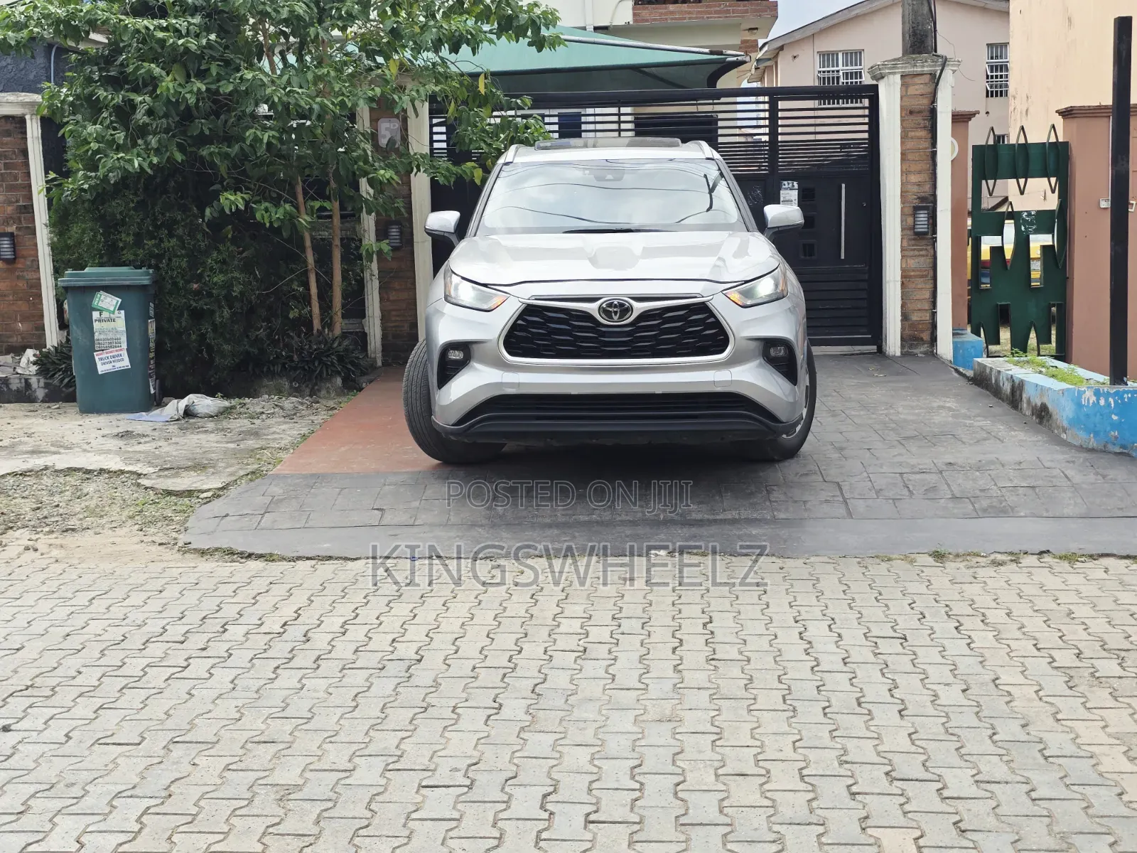 Toyota Highlander XLE 2022 Silver