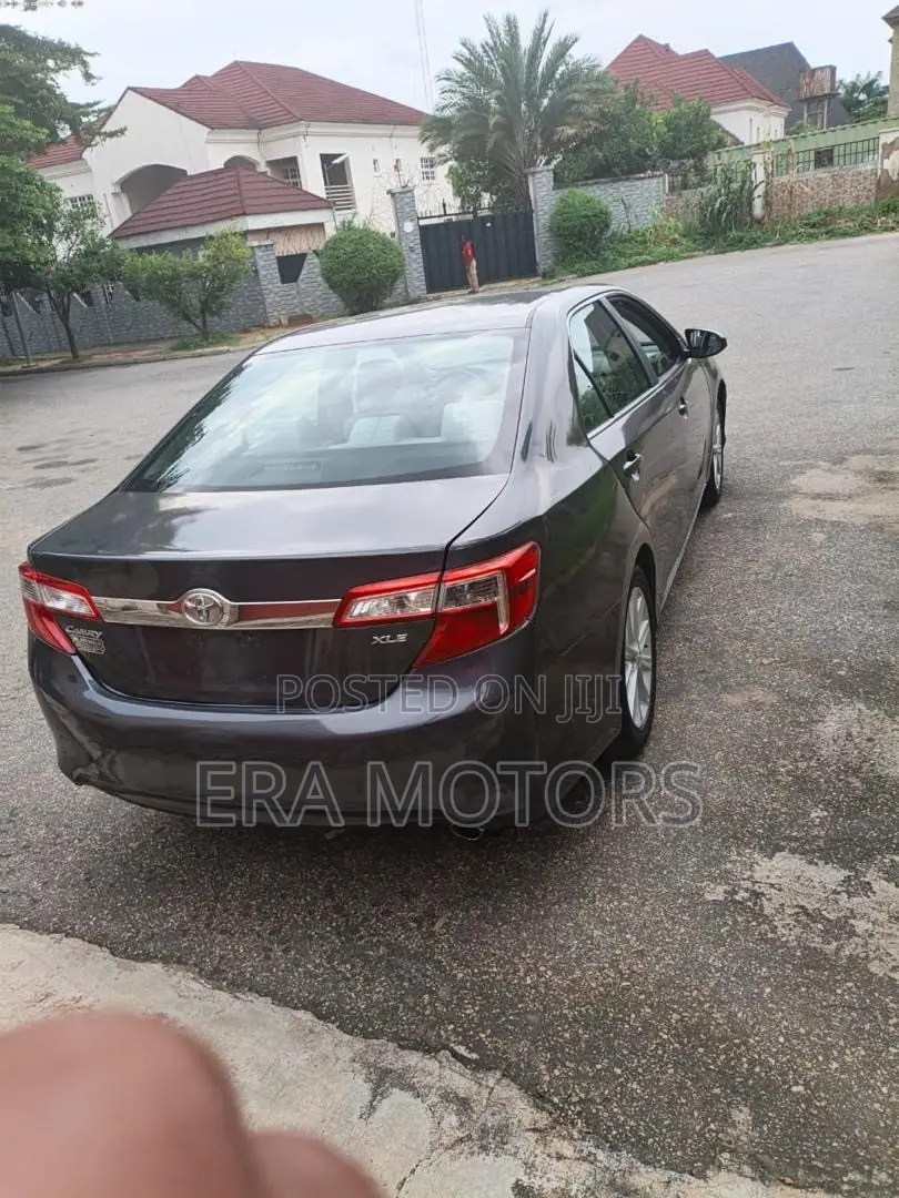 Toyota Camry XLE 4dr Sedan (2.5L 4cyl 6A) 2013 Gray