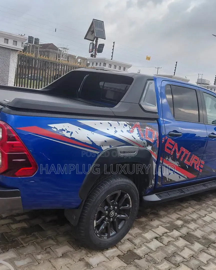 Toyota Hilux 2022 Blue