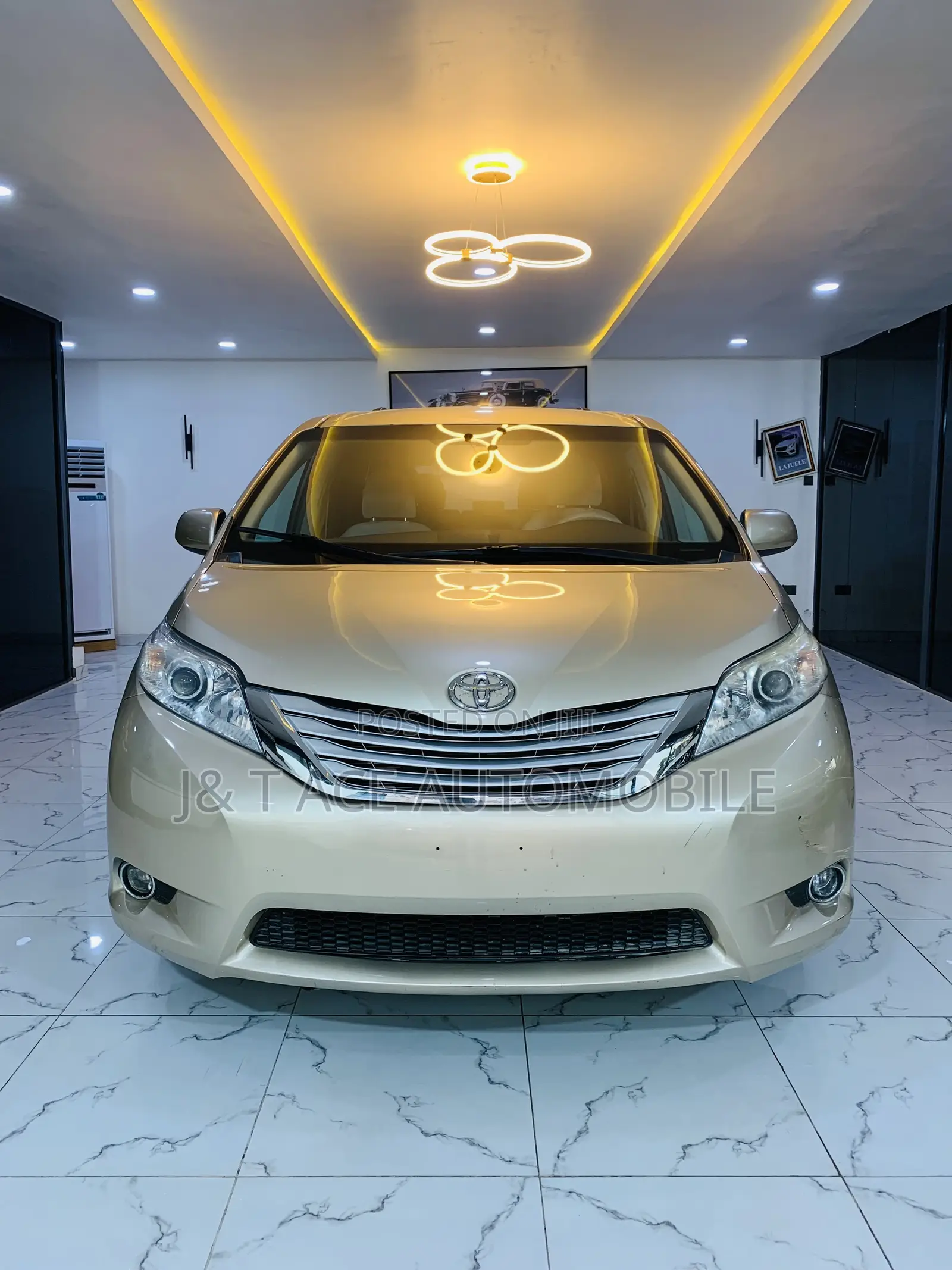 Toyota Sienna 2010 Gold