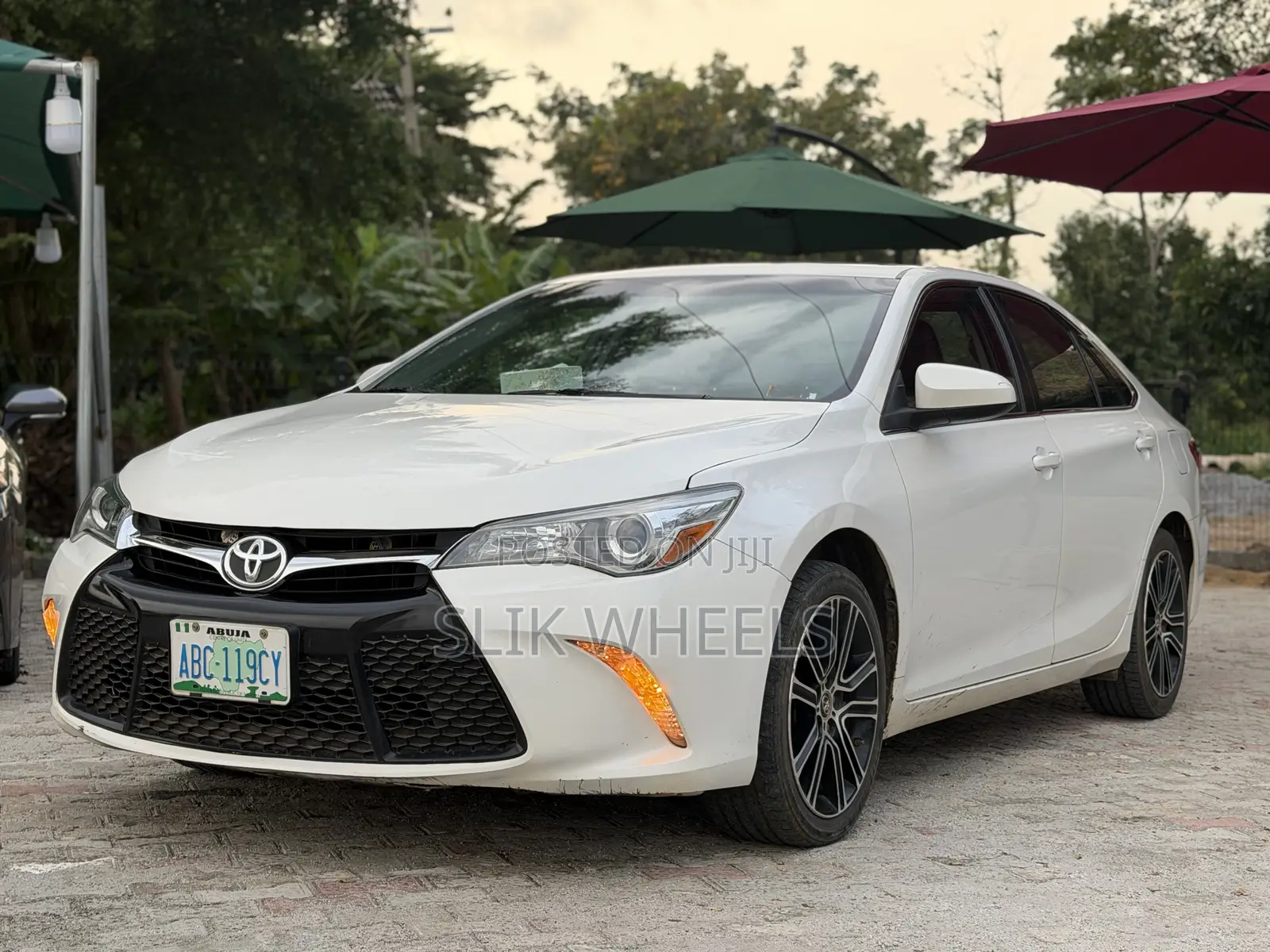 Toyota Camry SE w/Special Edition Pkg (2.5L 4cyl 6A) 2016 White