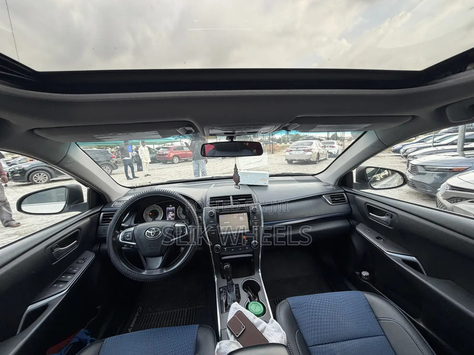 Toyota Camry SE w/Special Edition Pkg (2.5L 4cyl 6A) 2016 White