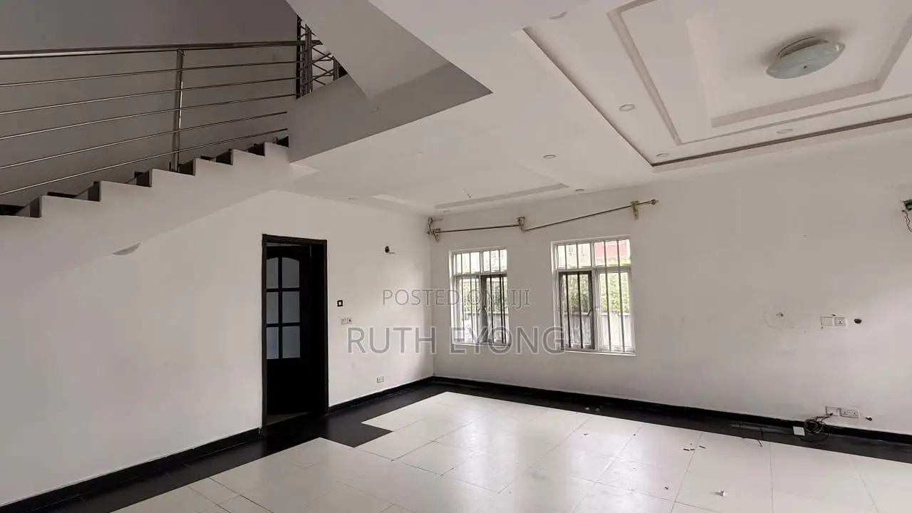 4bdrm Townhouse / Terrace in 𝗩𝗶𝗻𝘁𝗮𝗴𝗲 𝗣𝗮𝗿𝗸 2, Jakande for rent