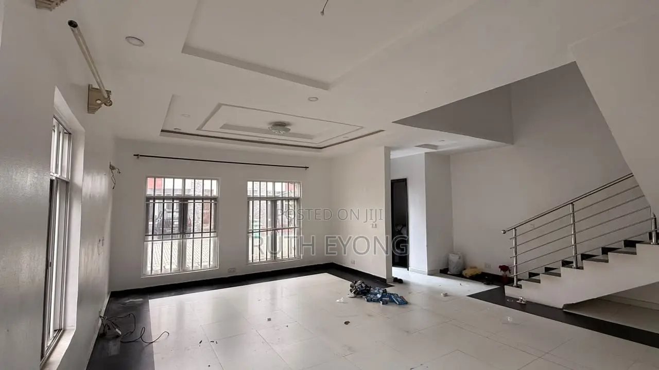 4bdrm Townhouse / Terrace in 𝗩𝗶𝗻𝘁𝗮𝗴𝗲 𝗣𝗮𝗿𝗸 2, Jakande for rent