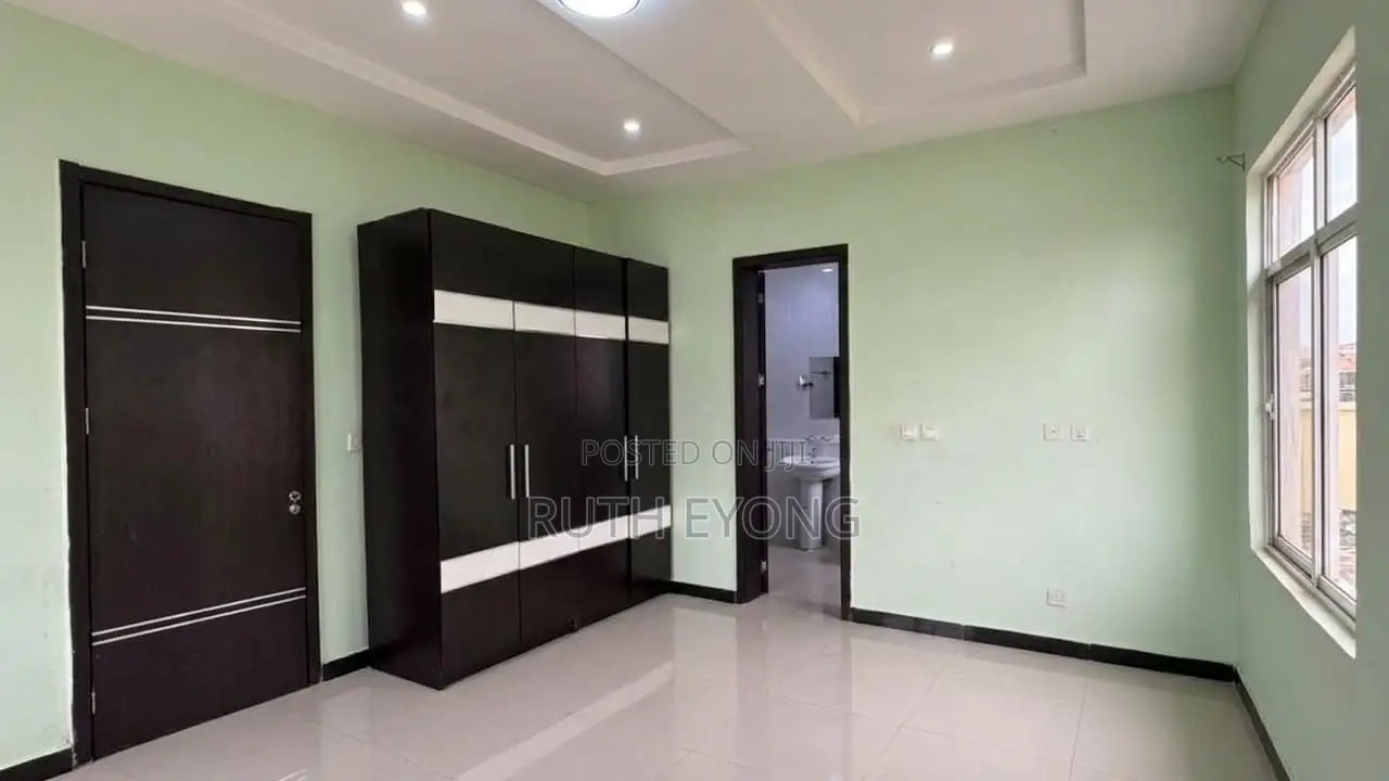 4bdrm Townhouse / Terrace in 𝗩𝗶𝗻𝘁𝗮𝗴𝗲 𝗣𝗮𝗿𝗸 2, Jakande for rent