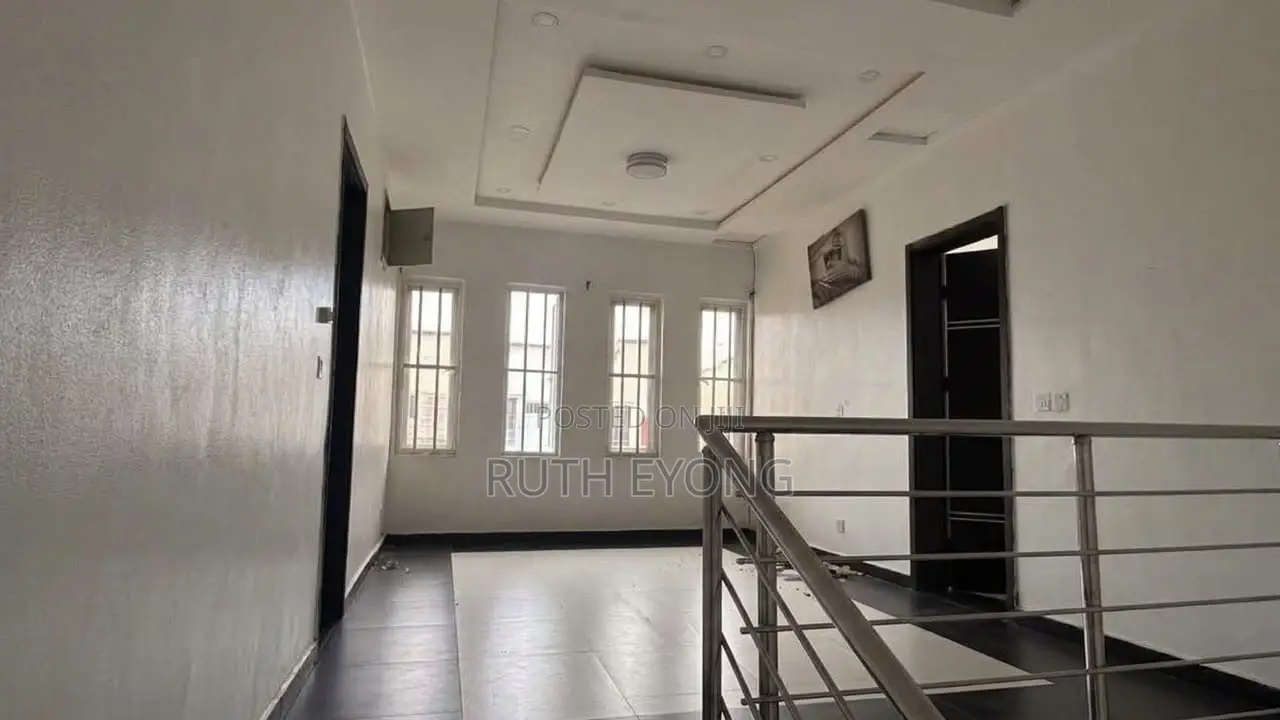 4bdrm Townhouse / Terrace in 𝗩𝗶𝗻𝘁𝗮𝗴𝗲 𝗣𝗮𝗿𝗸 2, Jakande for rent