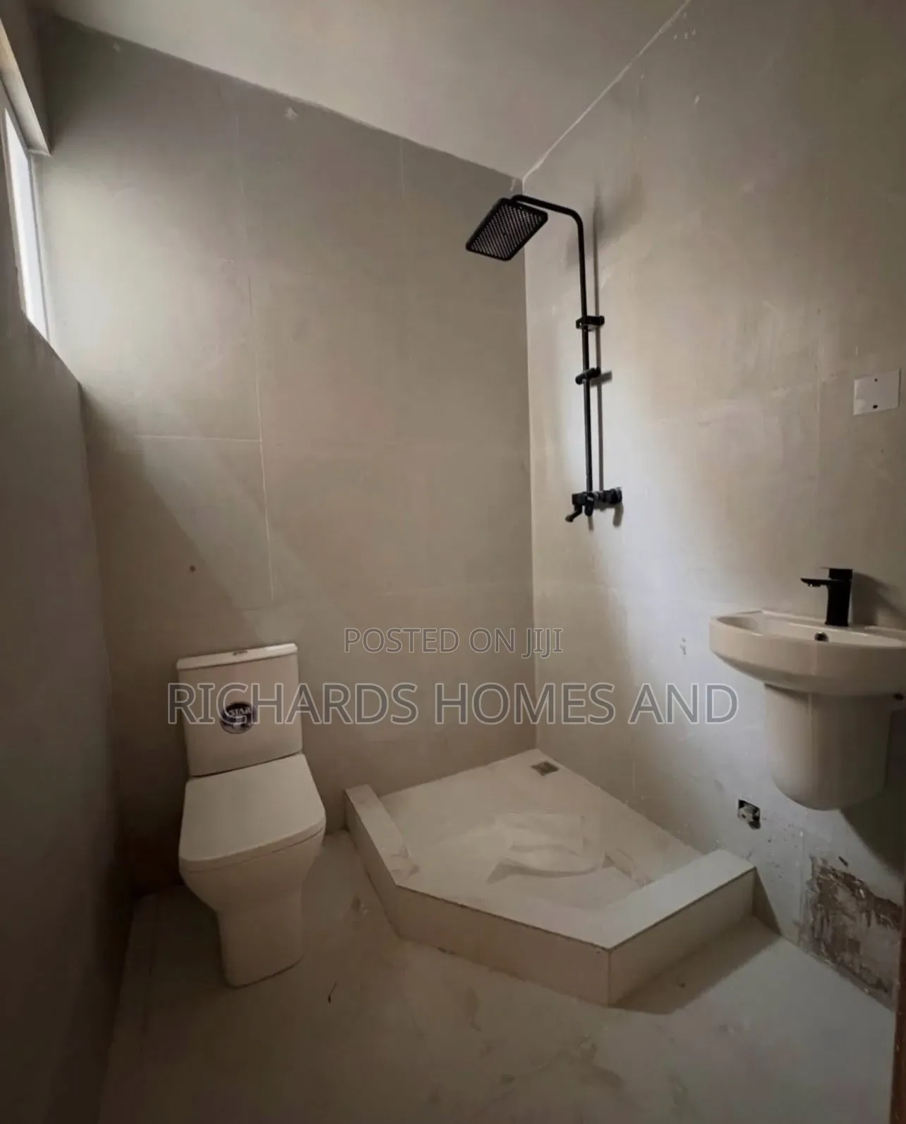 3bdrm Apartment in Osapa london for rent