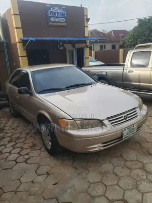 Toyota Camry 2000 Gold