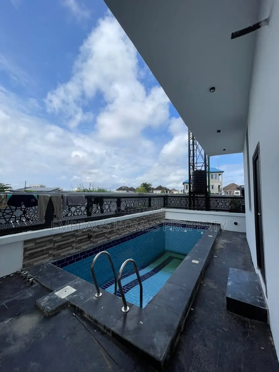 5bdrm Duplex in Chevron for sale
