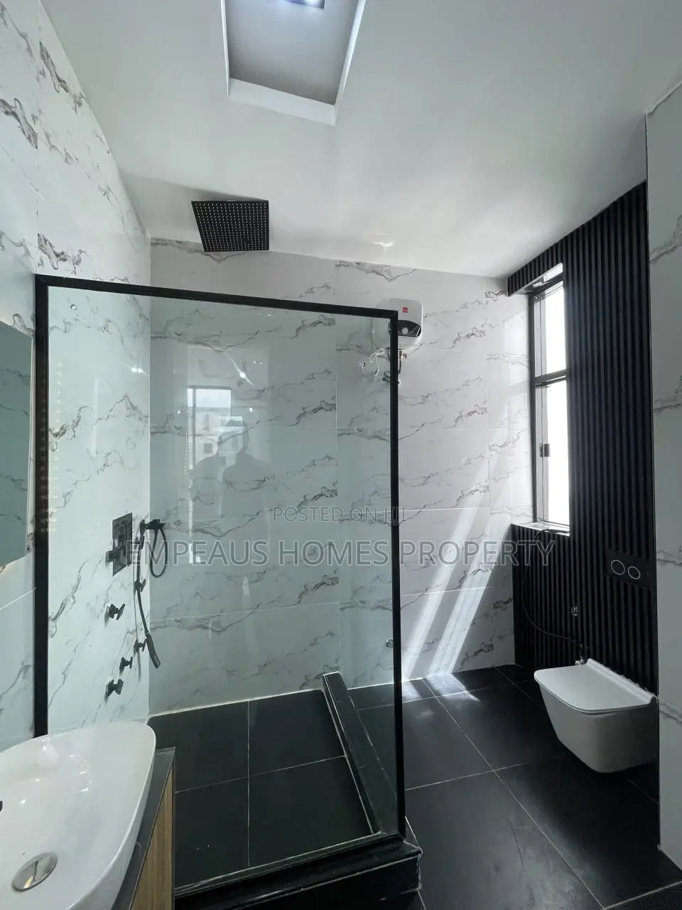 5bdrm Duplex in Chevron for sale