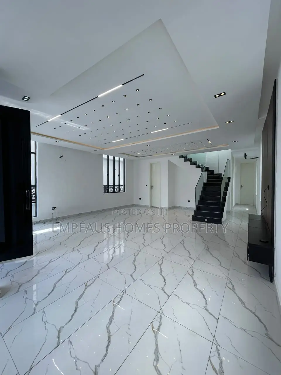 5bdrm Duplex in Chevron for sale