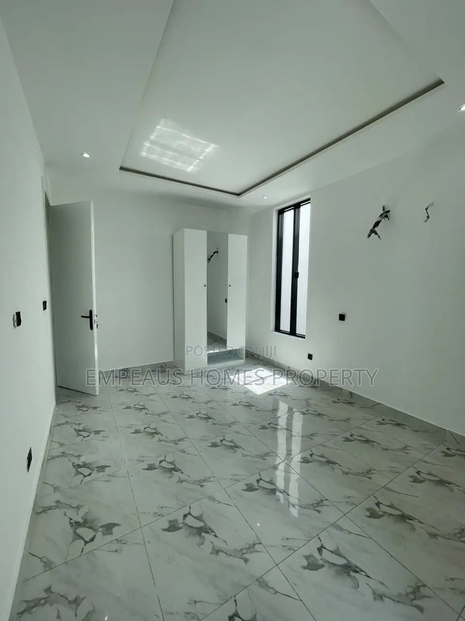 5bdrm Duplex in Chevron for sale