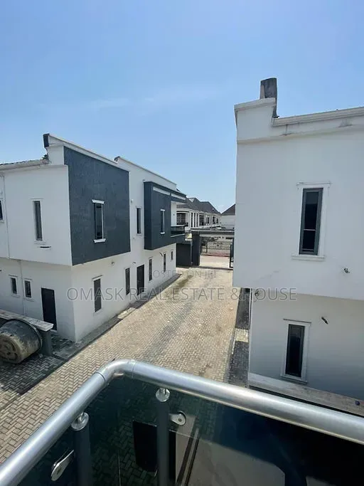4bdrm Duplex in Ikota for sale