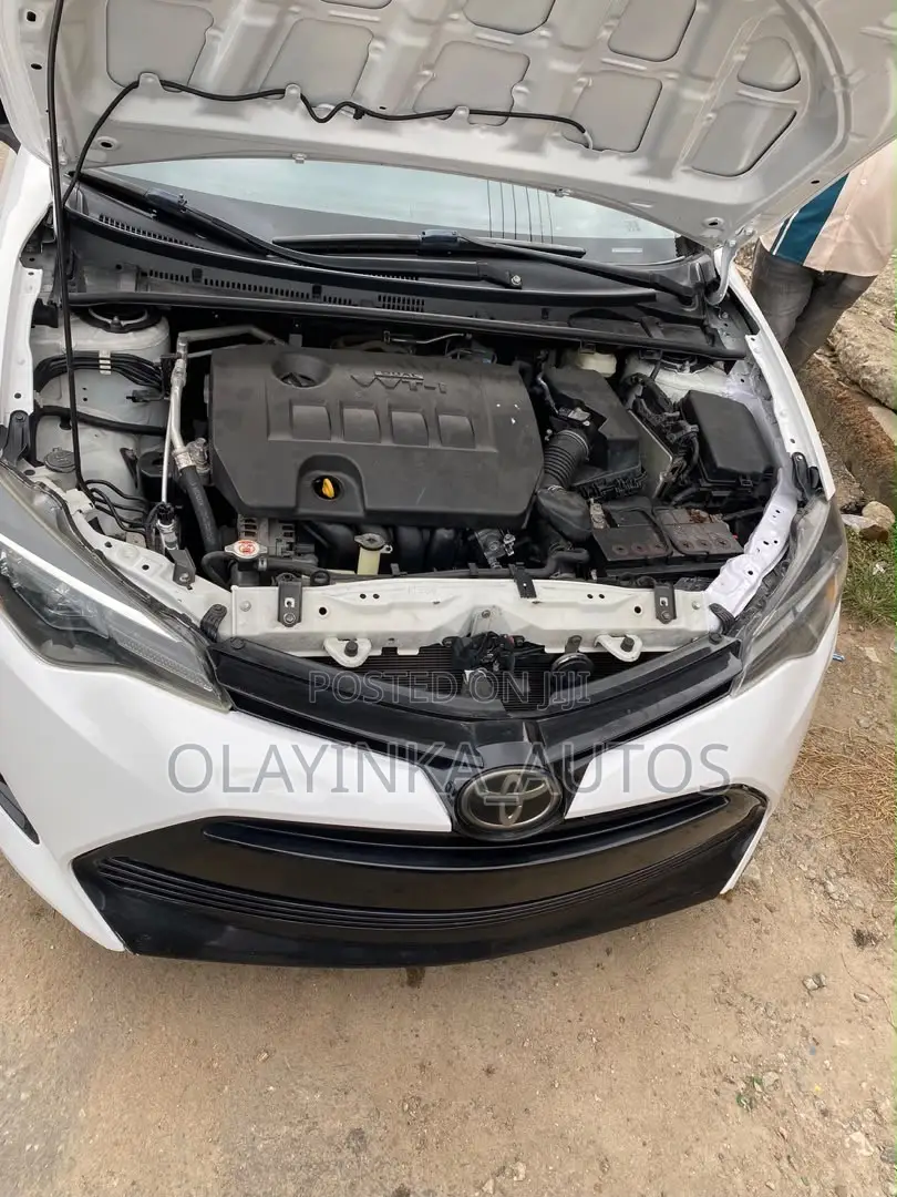 Toyota Corolla LE (1.8L 4cyl 2A) 2018 White