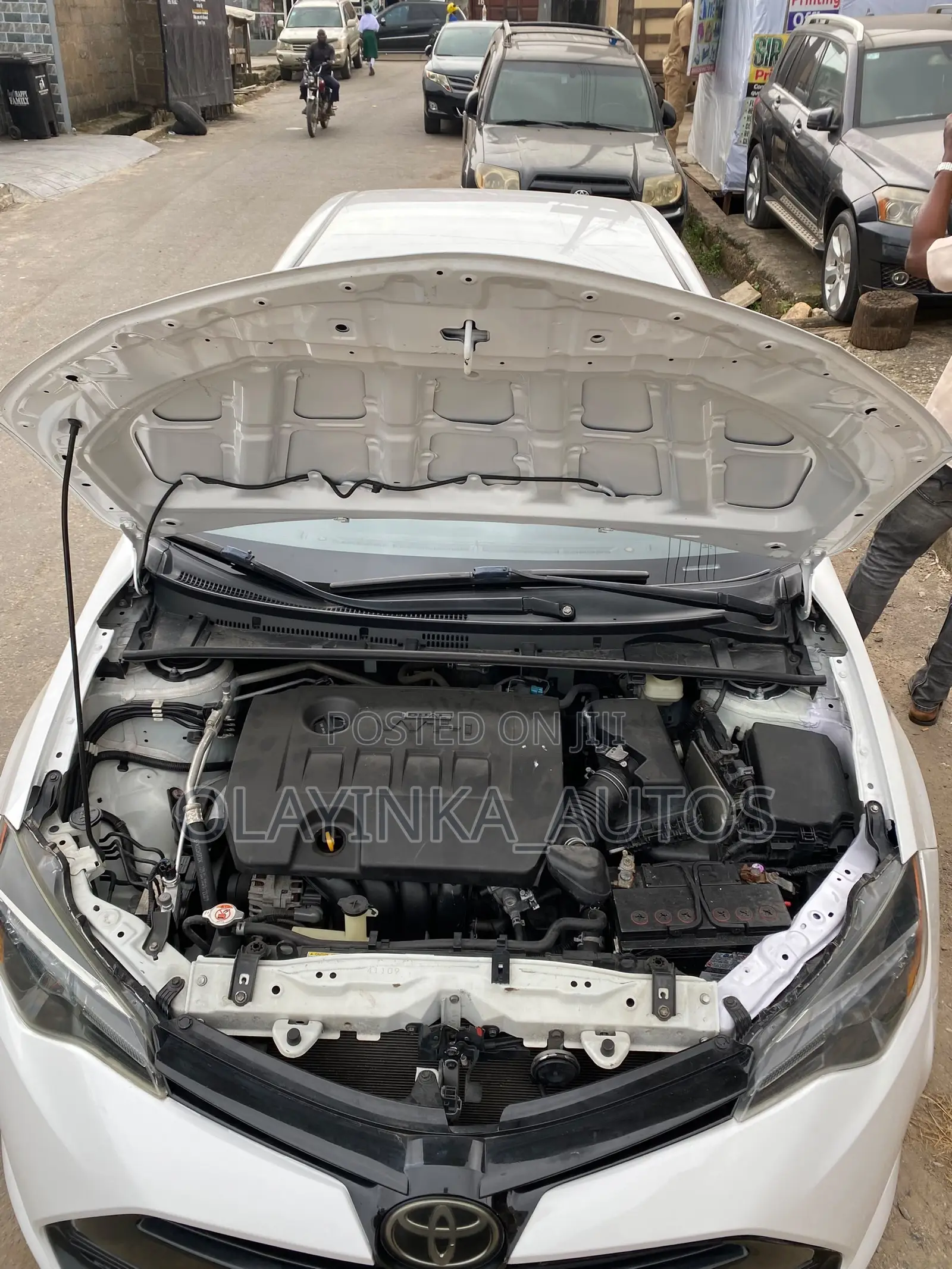 Toyota Corolla LE (1.8L 4cyl 2A) 2018 White