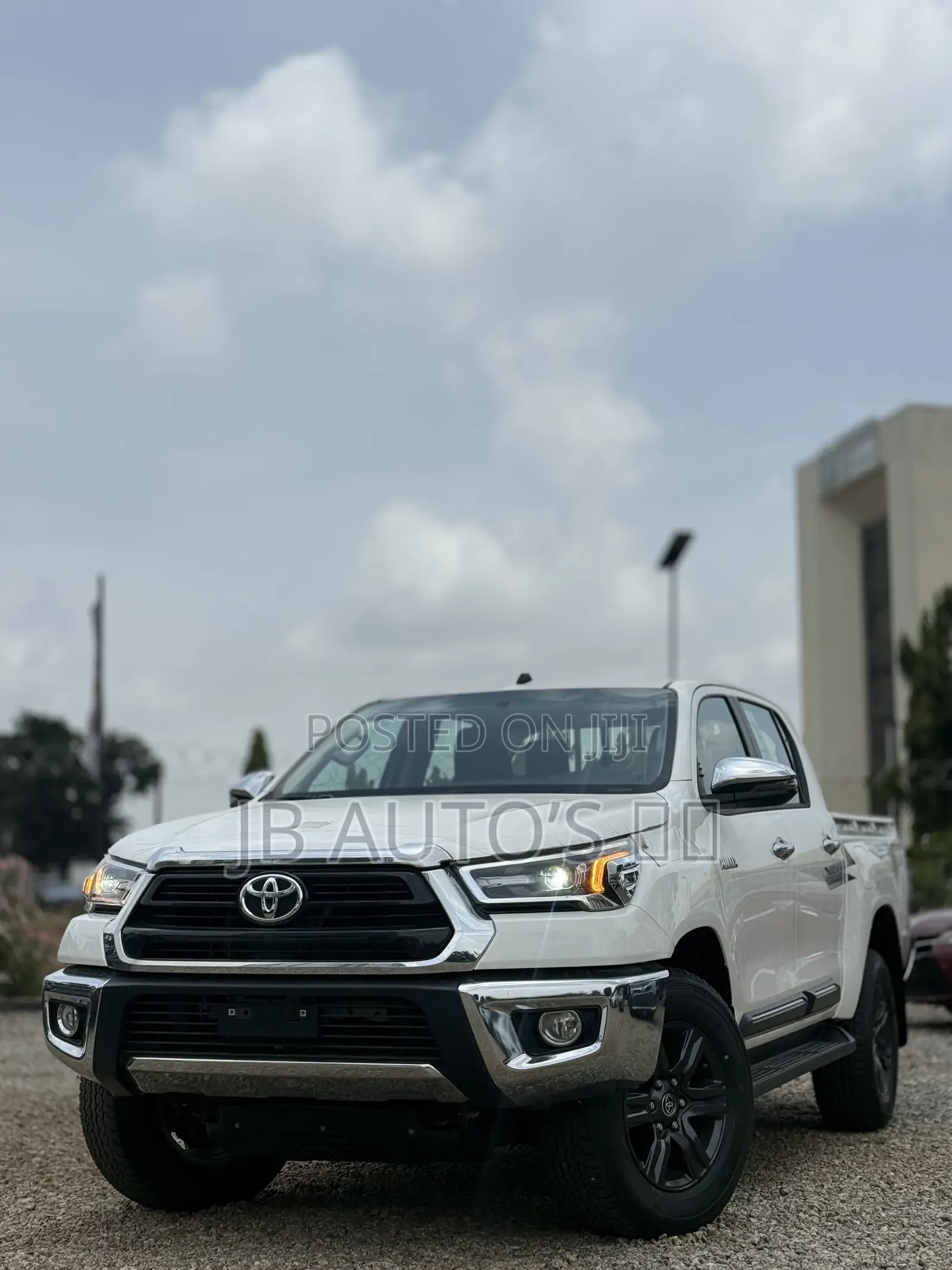 New Toyota Hilux SR5+ 2026 White