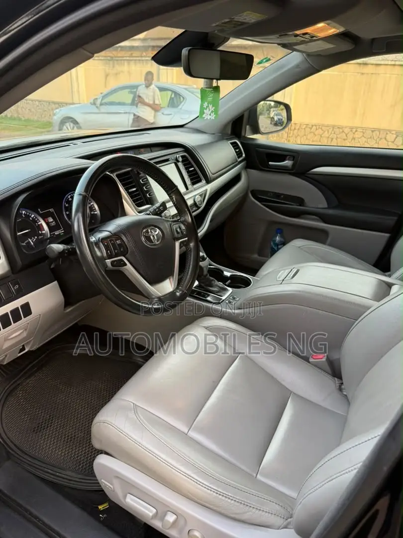 Toyota Highlander XLE 4x2 V6 (3.5L 6cyl 8A) 2018 Black