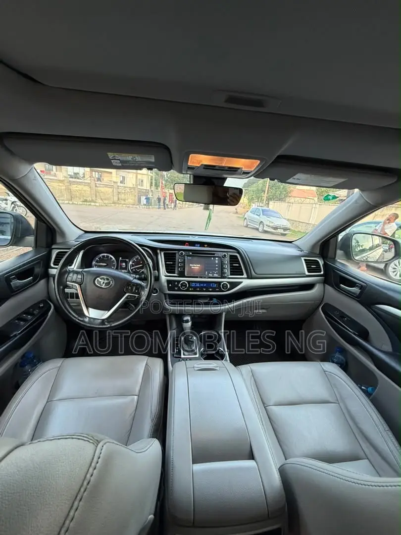 Toyota Highlander XLE 4x2 V6 (3.5L 6cyl 8A) 2018 Black