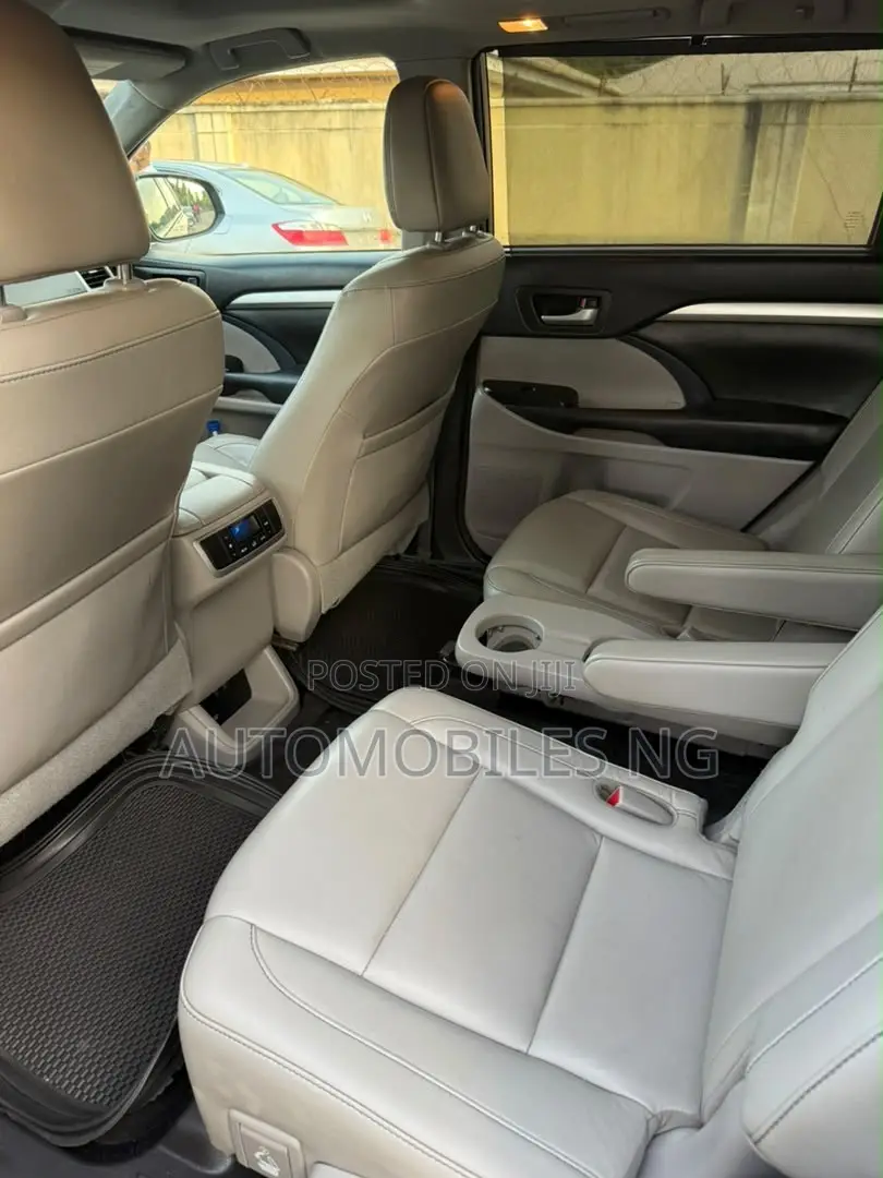 Toyota Highlander XLE 4x2 V6 (3.5L 6cyl 8A) 2018 Black