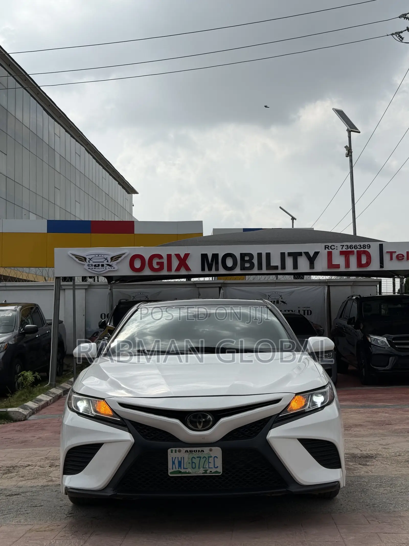 Toyota Camry SE FWD 2020 White