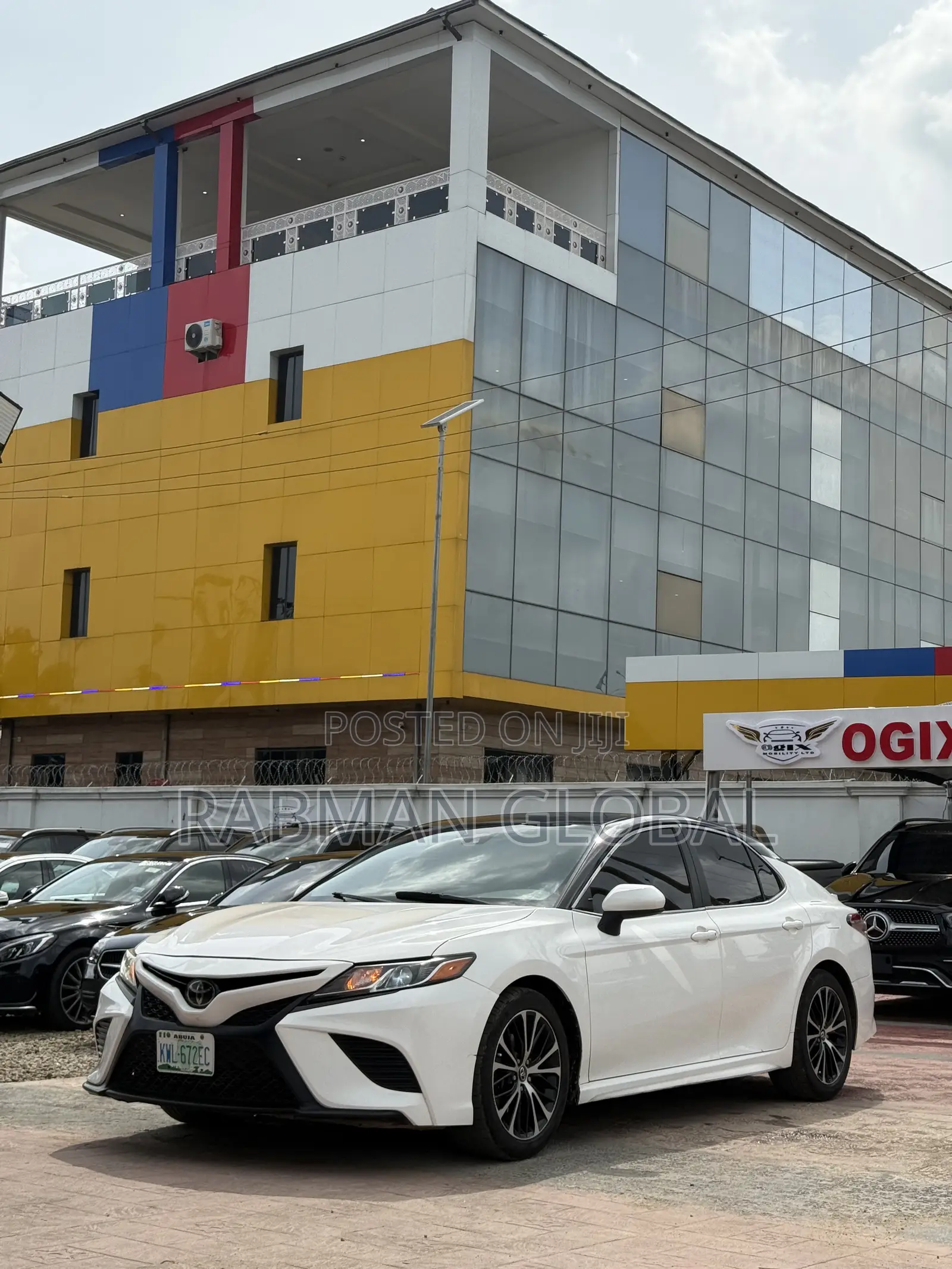 Toyota Camry SE FWD 2020 White