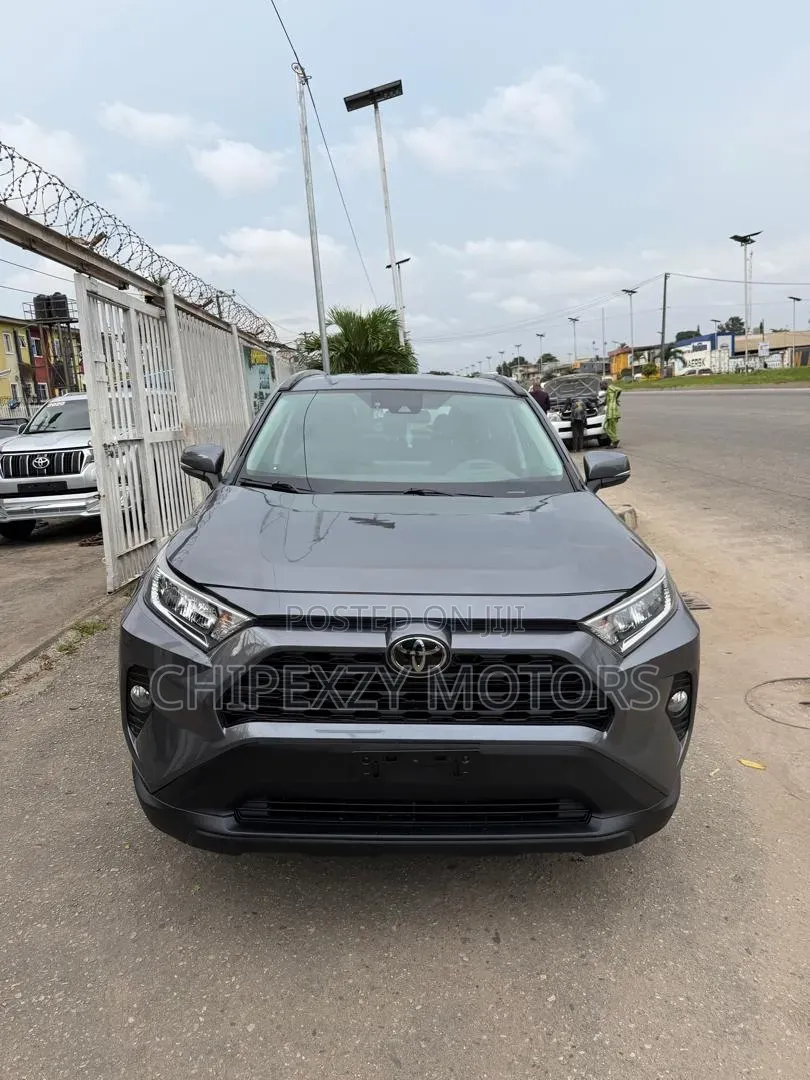 Toyota RAV4 XLE 2021 Gray