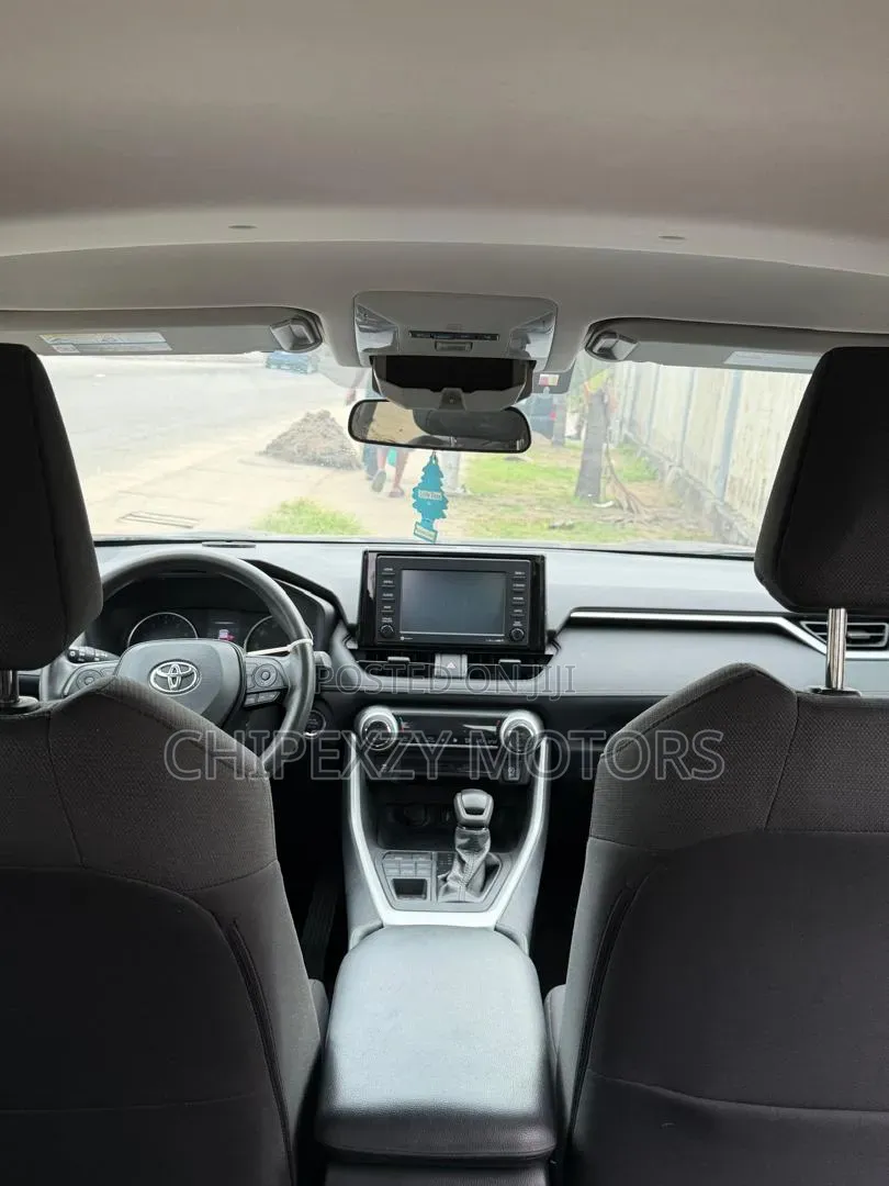 Toyota RAV4 XLE 2021 Gray