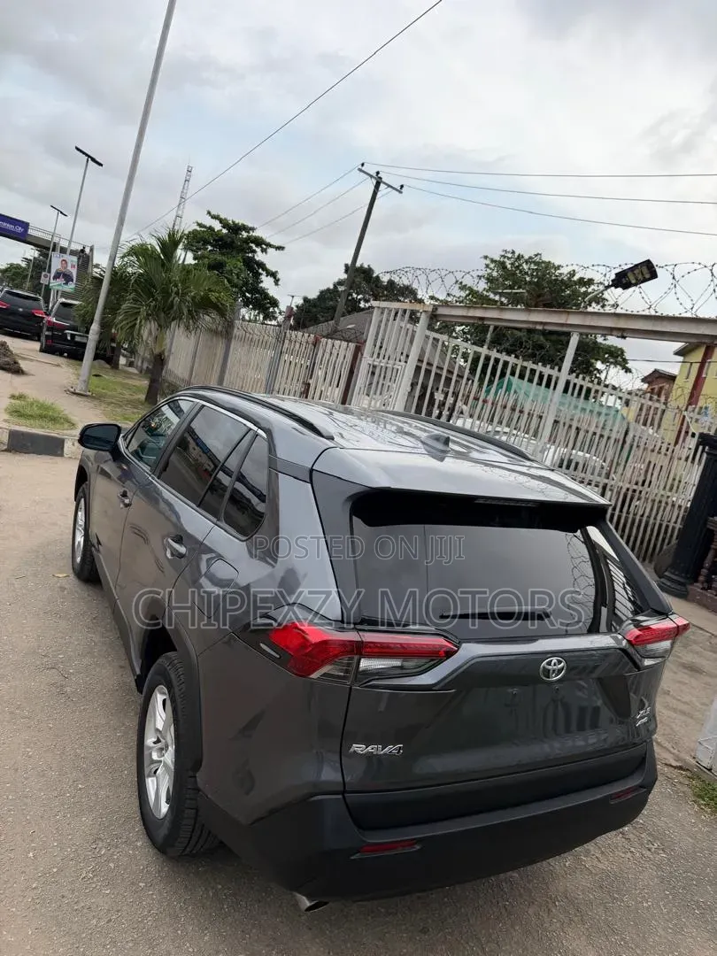 Toyota RAV4 XLE 2021 Gray