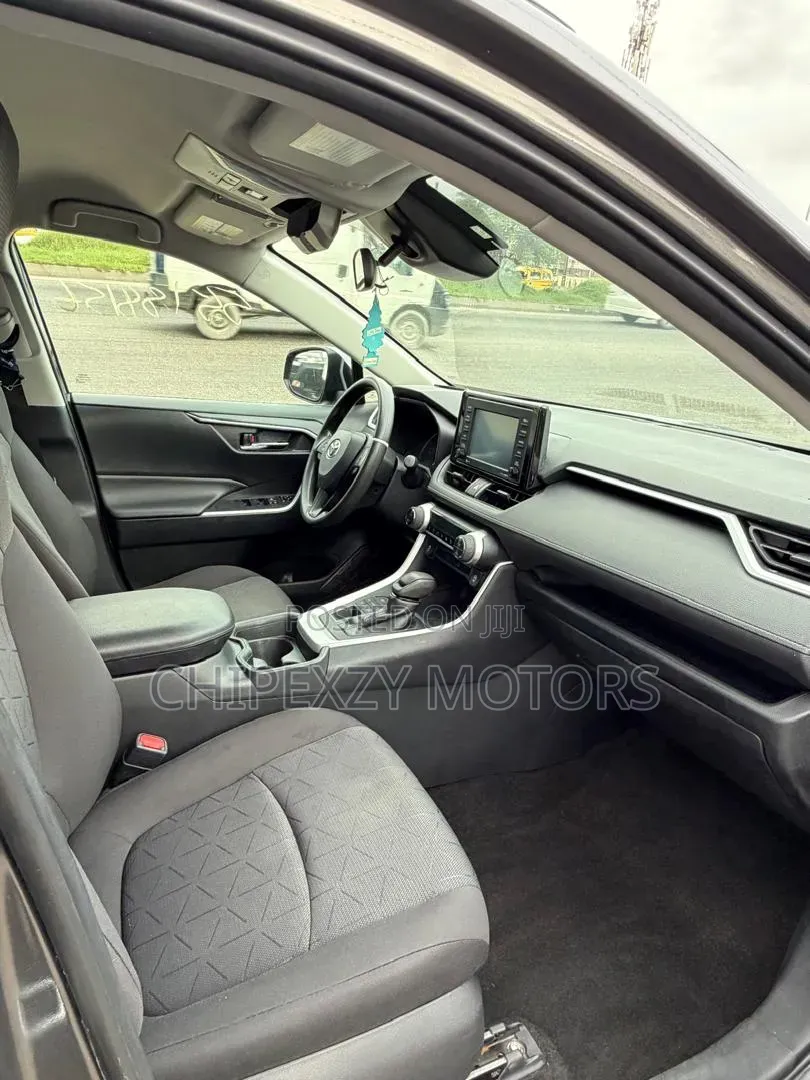 Toyota RAV4 XLE 2021 Gray