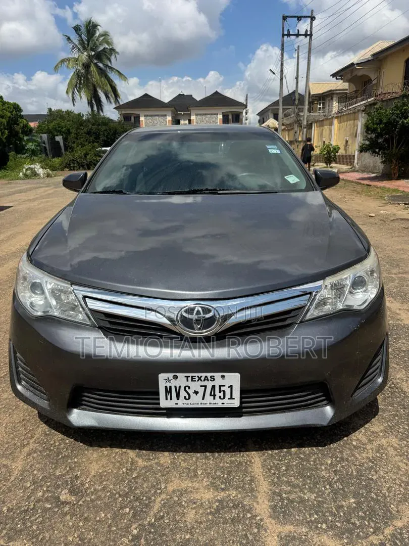 Toyota Camry LE 4dr Sedan (2.5L 4cyl 6A) 2014 Gray