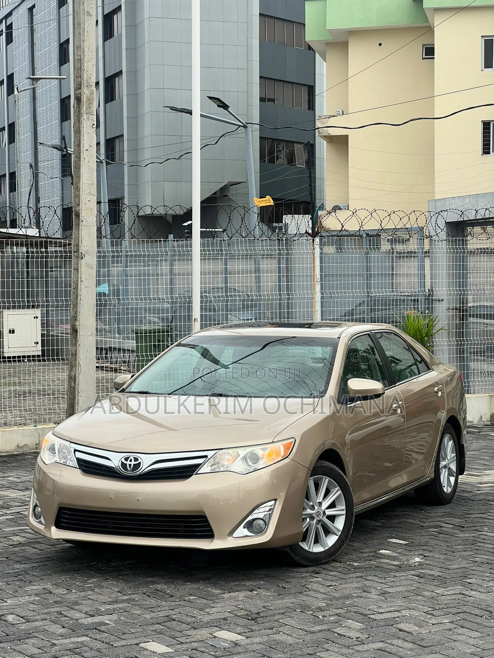 Toyota Camry XLE 4dr Sedan (2.5L 4cyl 6A) 2012 Gold
