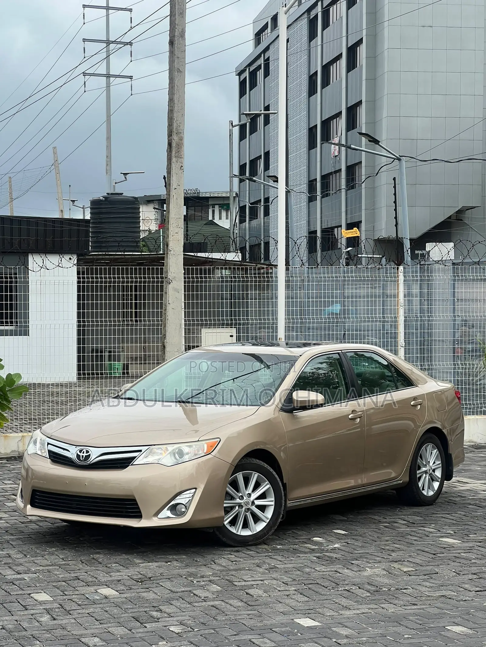 Toyota Camry XLE 4dr Sedan (2.5L 4cyl 6A) 2012 Gold