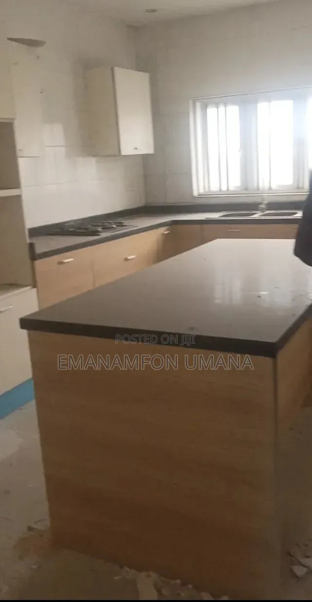 5bdrm Duplex in Mende for sale