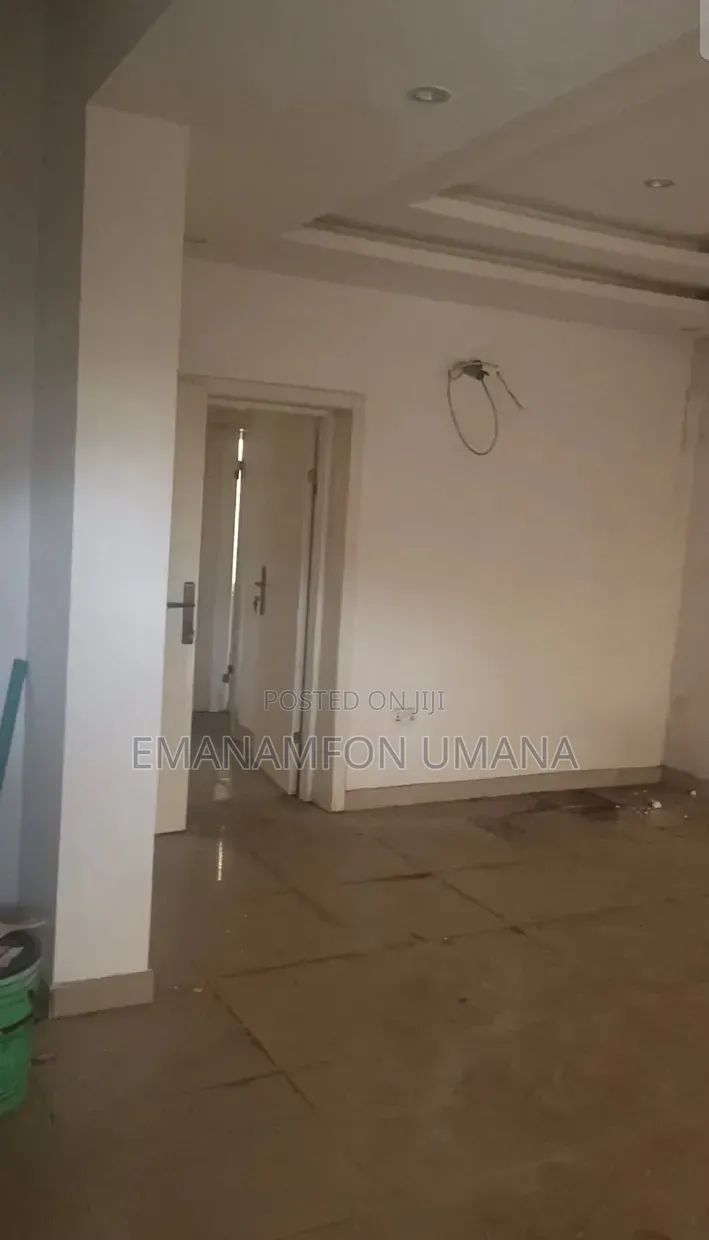 5bdrm Duplex in Mende for sale