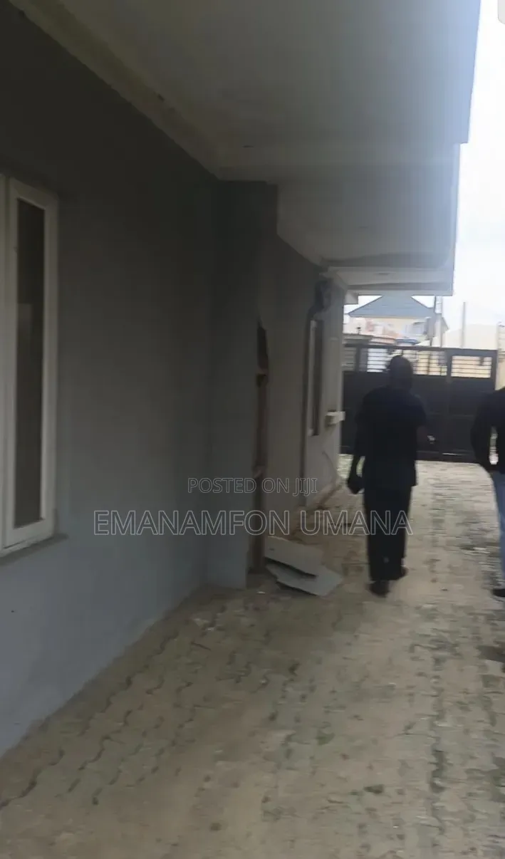 5bdrm Duplex in Mende for sale