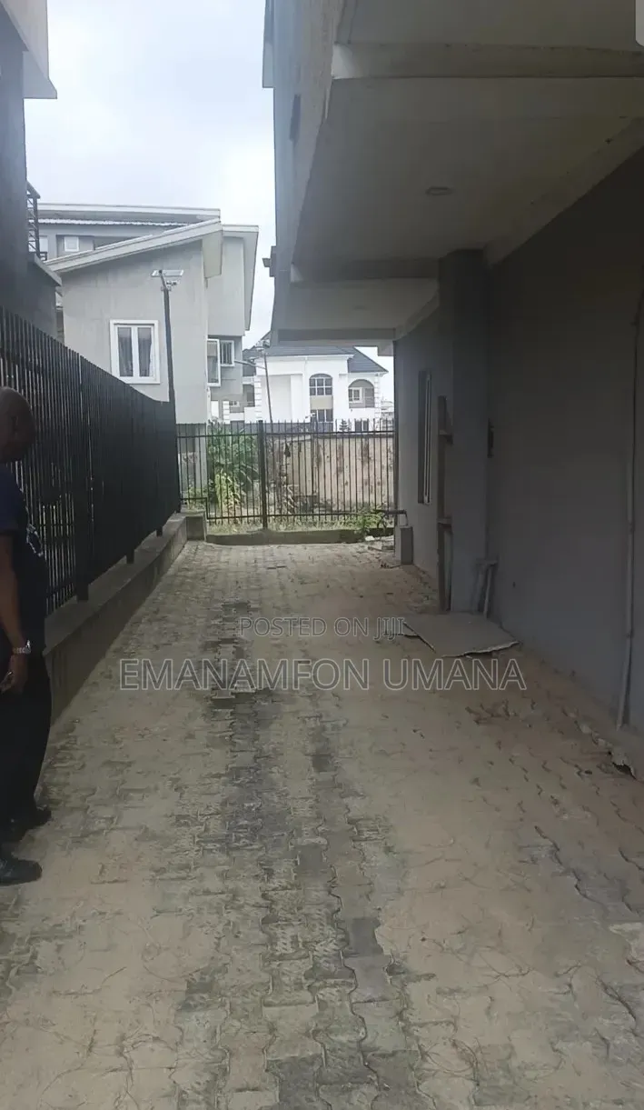 5bdrm Duplex in Mende for sale