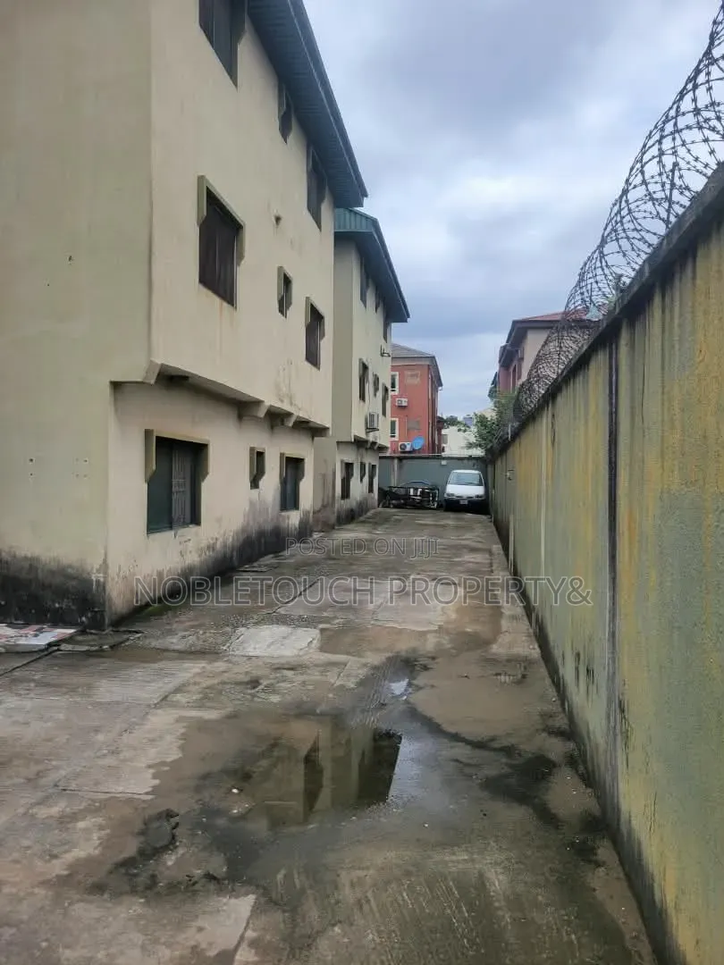 3bdrm Block of Flats in Ajao Estate Lagos for sale
