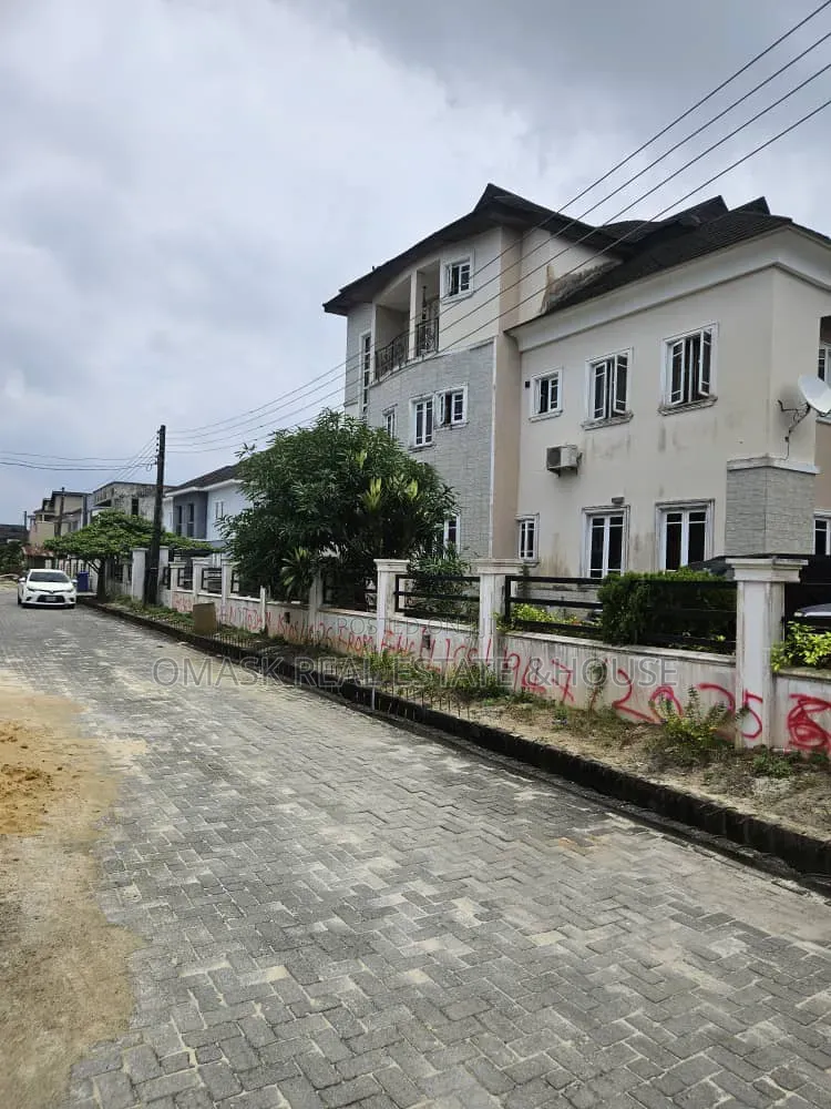 6bdrm Duplex in Sangotedo for sale