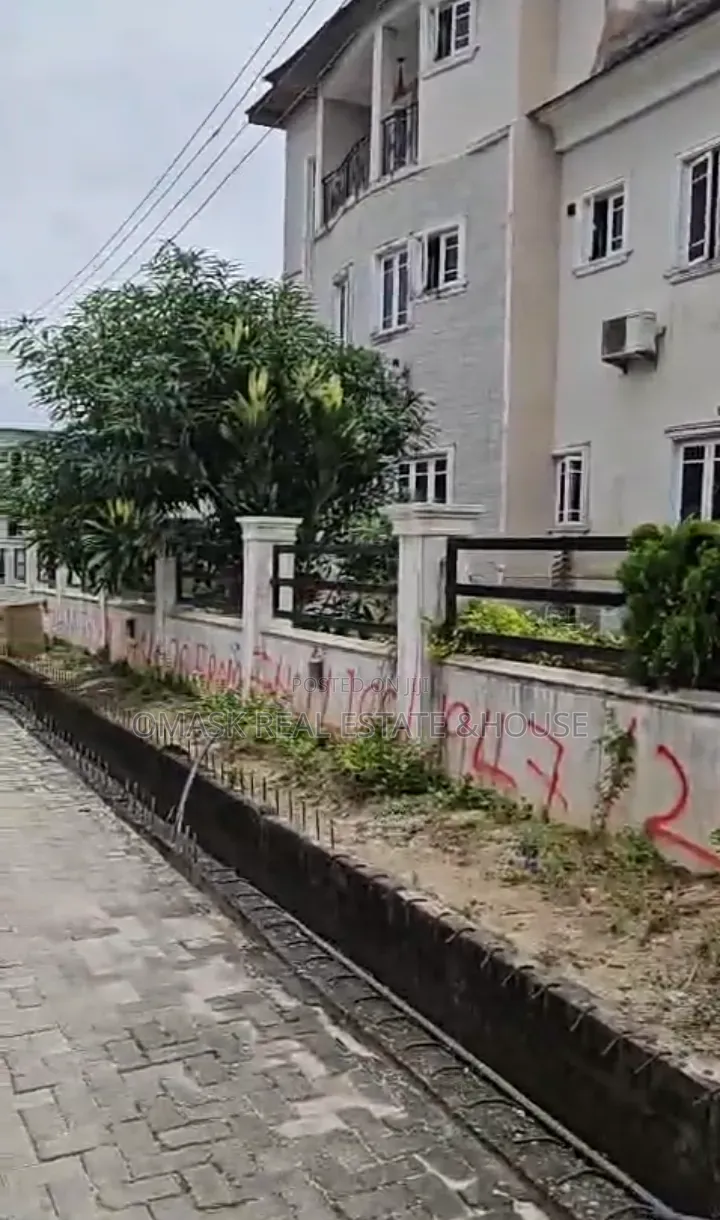 6bdrm Duplex in Sangotedo for sale