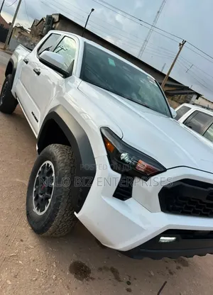 Toyota Tacoma 2024 White